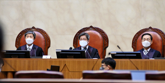 대법 &quot;아이 복리에 부합하면 조부모가 손자녀 입양 가능&quot;      (서울=연합뉴스) 조부모가 손자ㆍ손녀를 일반 입양의 형태로 입양할 수 있다는 대법원의 판단이 나왔다. 대법원 전원합의체(주심 김재형 대법관)는 23일 A씨 부부가 외손자를 입양하겠다며 낸 미성년자 입양 허가 청구소송 상고심에서 입양을 불허한 원심을 파기하고 사건을 울산지법으로 이송했다. 사진은 이날 김명수 대법원장과 대법관들이 서울 서초구 대법원 대법정에서 열린 전원합의체 선고를 위해 착석한 모습. 2021.12.23   [대법원 제공. 재판매 및 DB금지]      jjaeck9@yna.co.kr  (끝)